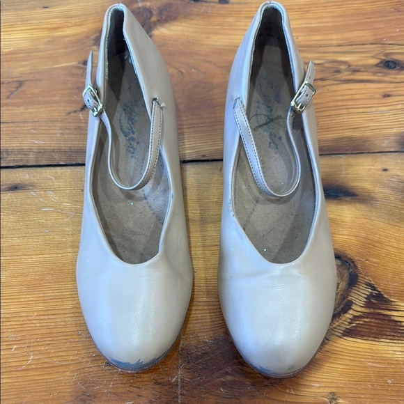 Vintage Capezio dance tan heels size 9.5 fits like 8.5 - Picture 2 of 8